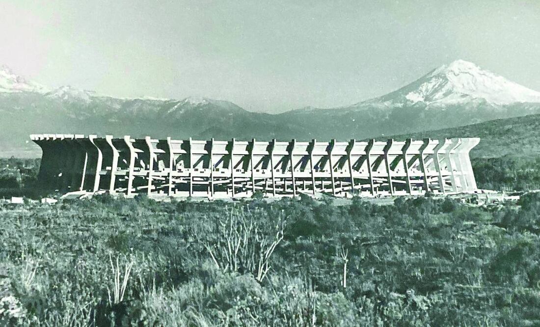 Estadio Azteca, al fondo el Popocatépetl Foto: Archivo Pedro Ramírez Vázquez