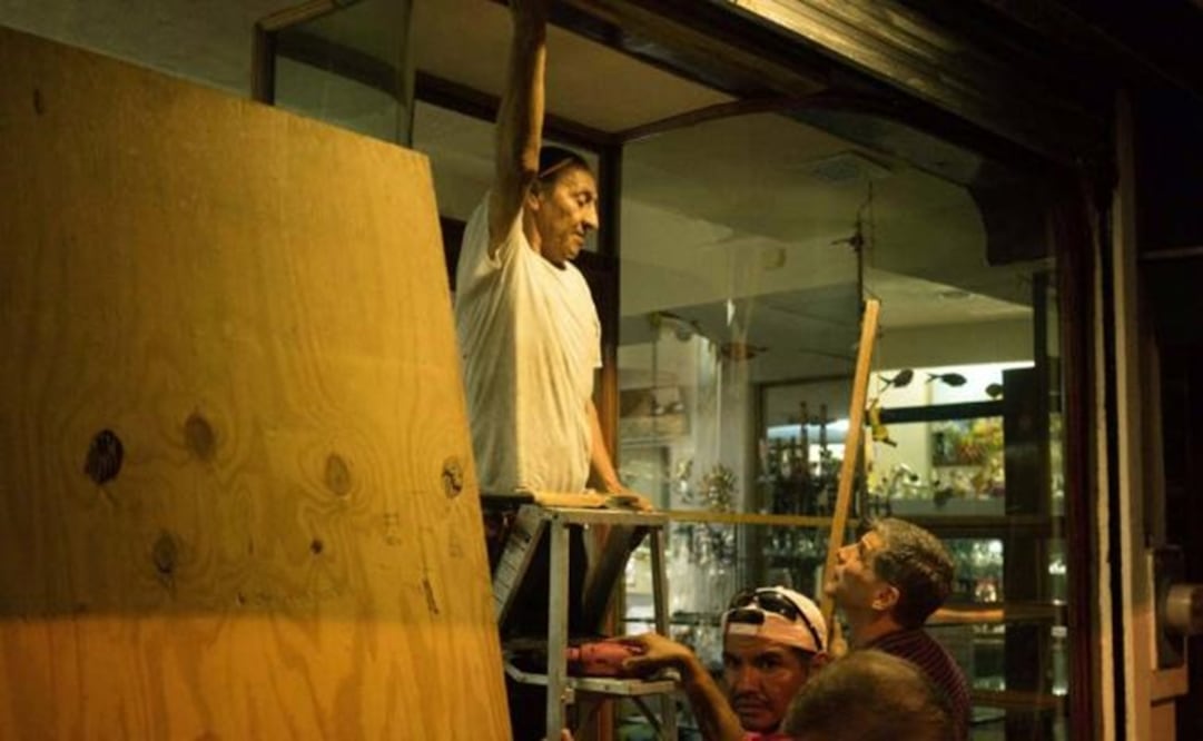 People are getting ready to face the hurricane after Mexican officials declared a state of emergency in dozens of municipalities in Colima, Nayarit and Jalisco states. (Photo: AP)