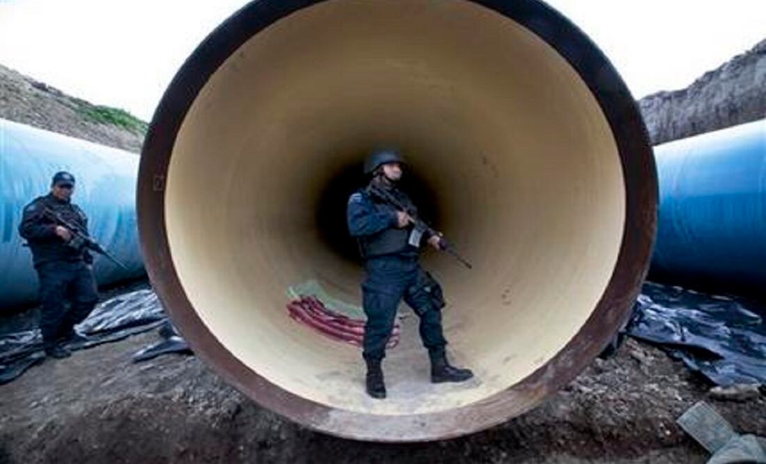 Federal police guard a drainage pipe outside of the Altiplano maximum security prison in Almoloya, from where Mexico's most powerful drug lord escaped during the weekend. (Photo: AP)