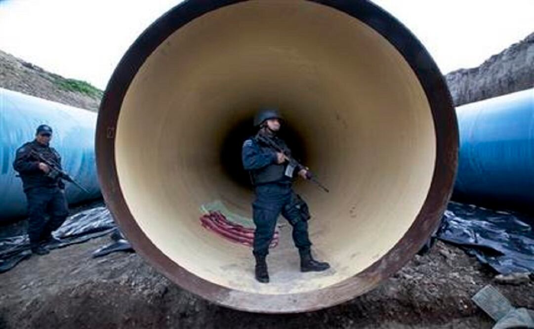 Federal police guard a drainage pipe outside of the Altiplano maximum security prison in Almoloya, from where Mexico's most powerful drug lord escaped during the weekend. (Photo: AP)