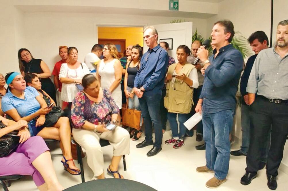 Alrededor de 300 clientes de la empresa FNS de cajas de seguridad se reunieron con Santiago Ancona, dueño de la firma, para buscar una solución ante la posibilidad de que sus objetos sean trasladados a otro estado. (ADRIANA VARILLAS. EL UNIVERSAL)