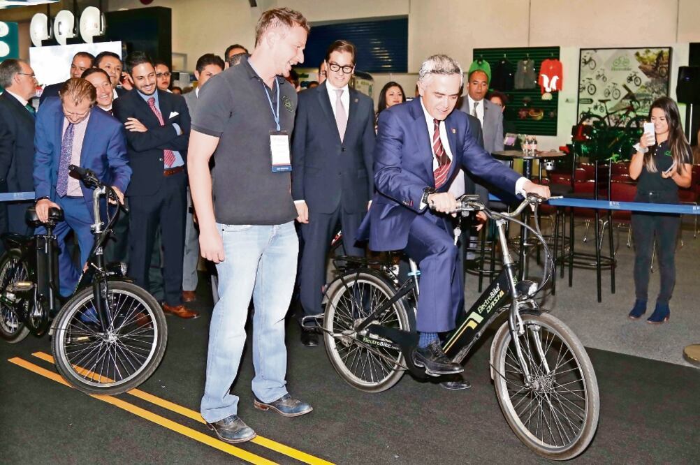 El Ejecutivo capitalino decidió pedalearle luego de inaugurar la Feria Internacional de las Franquicias que se realizó en el World Trade Center, donde ofreció apoyos para las Pymes (AGUSTÍN SALINAS. EL UNIVERSAL)