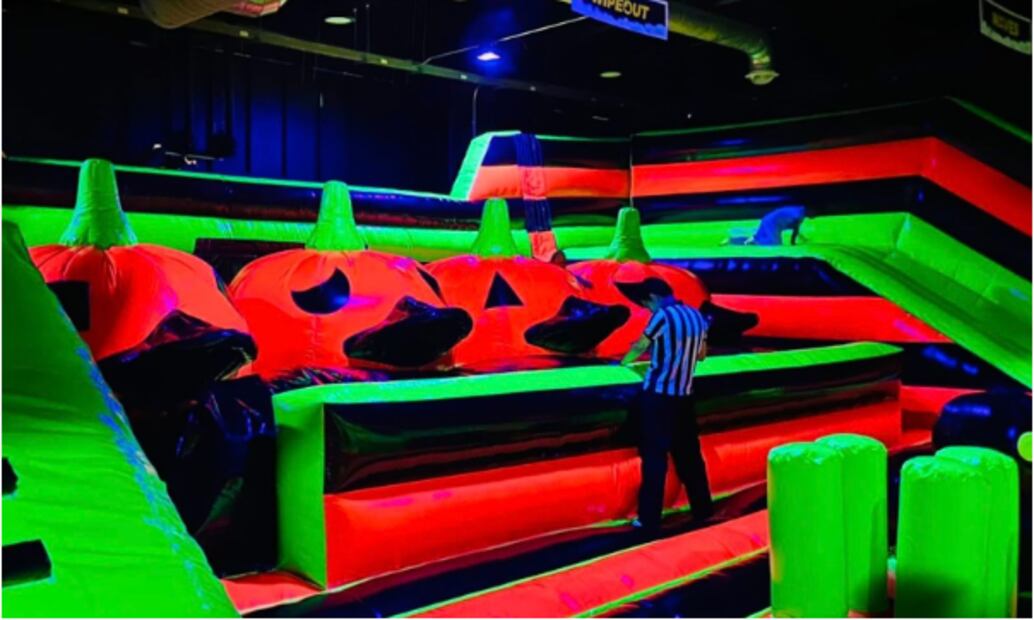 En Monster Quack de Inflalandia podrás brincar de calabaza en calabaza, escalar paredes o deslizarse por resbaladillas de distintas alturas. Foto: Facebook Inflalandia Quack México