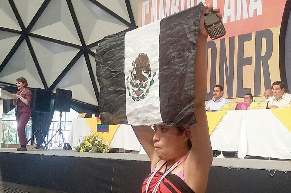 Una joven se manifestó frente a los líderes de Nueva Izquierda y gritó: “No todos somos responsables en el PRD, no todos somos 'Chuchos' (ADRIÁN HERNÁNDEZ. EL UNIVERSAL)