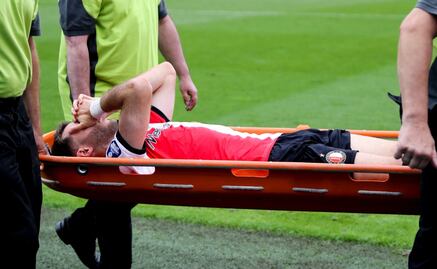 Santiago Giménez salió lesionado y en camilla del partido entre el Feyenoord y NAC Breda