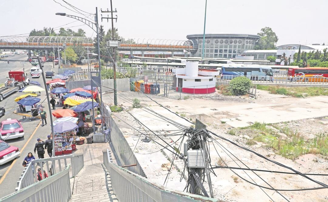 A un costado de la Central Camionera de la Tapo, en San Lázaro, los trabajos para modernizar el paradero de transporte público avanzan. (LUCÍA GODÍNEZ. EL UNIVERSAL)