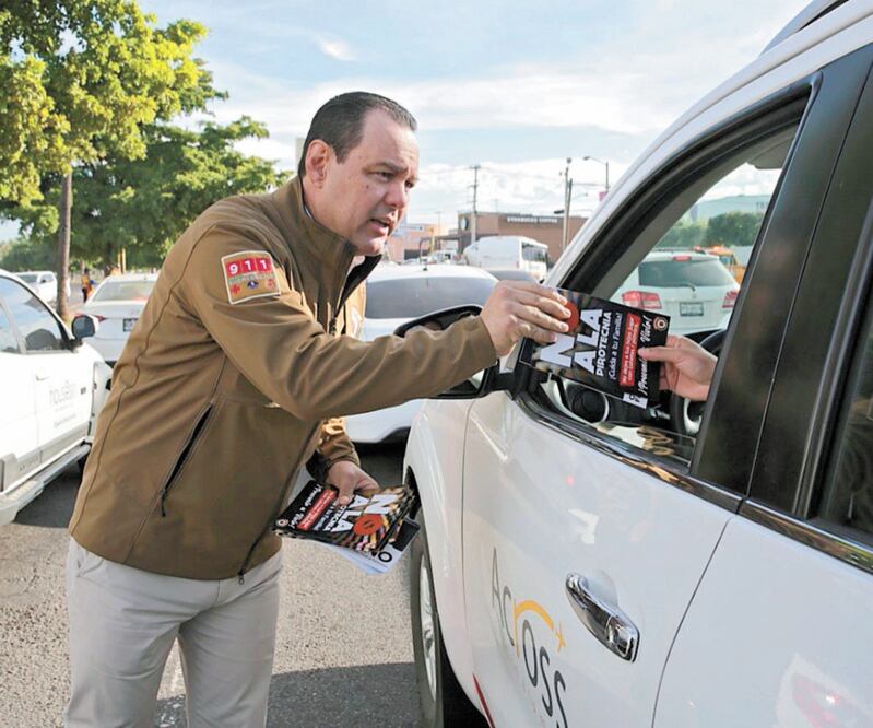 Con la distribución de volantes informativos, autoridades locales de Sinaloa buscan frenar el uso de pirotecnia entre infantes. Foto: ESPECIAL