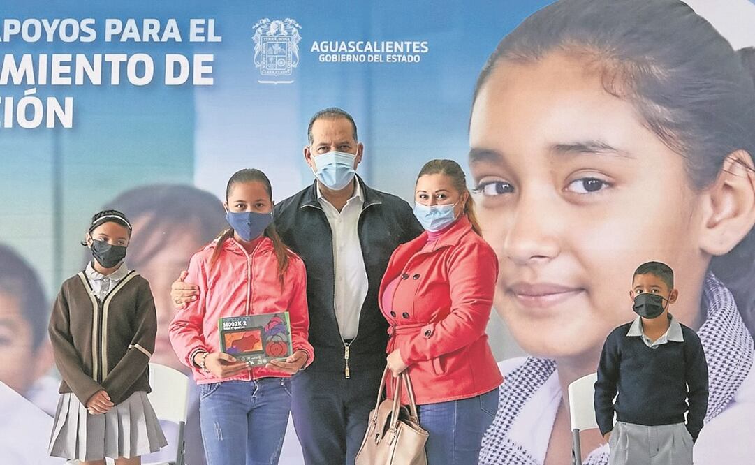 Martín Orozco entregó los dispositivos electrónicos a estudiantes de nivel primaria, secundaria y preparatoria. Foto: Especial