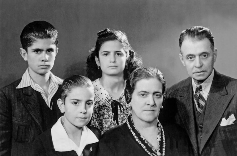 La familia León Portilla con sus hijos adolescentes. Crédito: Del libro Soy mi memoria.