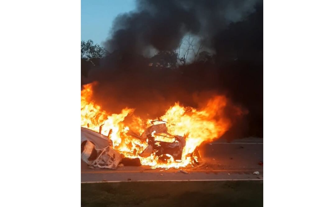Grave accidente entre un taxi colectivo y un tráiler en la Mérida-Campeche deja un saldo de 15 muertos.
Foto: Especial.