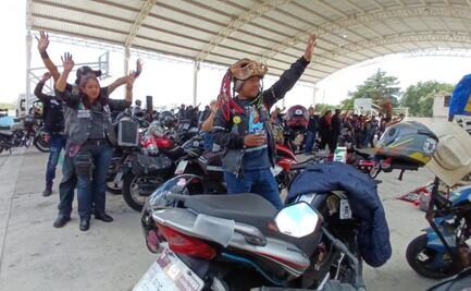 “No somos pandilleros”: Moteros acuden al rescate de iglesia afectada por pirotecnia en Tlaxcala