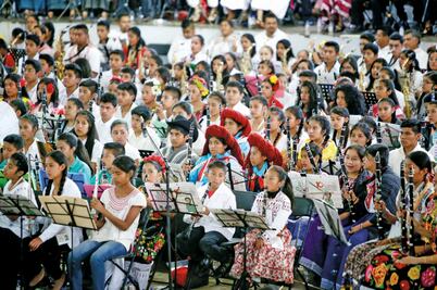 Niños músicos indígenas sorprenden en festival en Oaxaca 