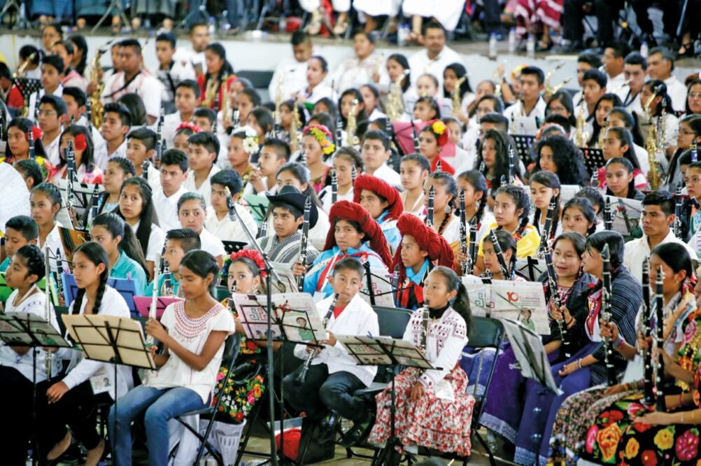 Niños provenientes de las comunidades de Tehuantepec y Tlahuitoltepec participaron en el Concierto de Bandas de Música de los Pueblos Indígenas de Oaxaca, donde sorprendieron por la maestría con que ejecutaron piezas tradicionales (MARIO ARTURO MARTÍNEZ)