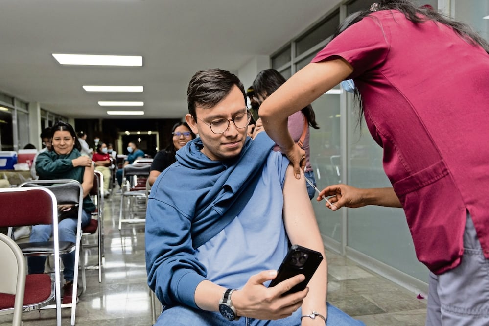 Jóvenes aprovechan el horario ampliado del módulo del IPN para recibir la inmunización. Foto: Hugo Salvador / EL UNIVERSAL