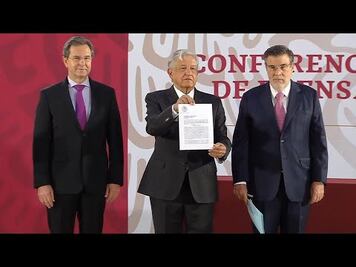 AMLO firma iniciativa para cancelar la reforma educativa 
