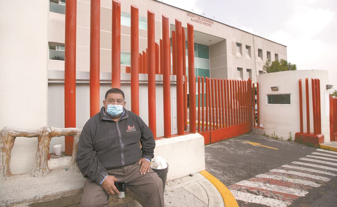 Jaime Flores internó ayer a su mamá —quien ya tenía su esquema completo de vacunación— en el Hospital General Ajusco Medio, debido a que presentó baja saturación de oxigenación, tos y fiebre. Foto: Germán Espinosa. EL UNIVERSAL