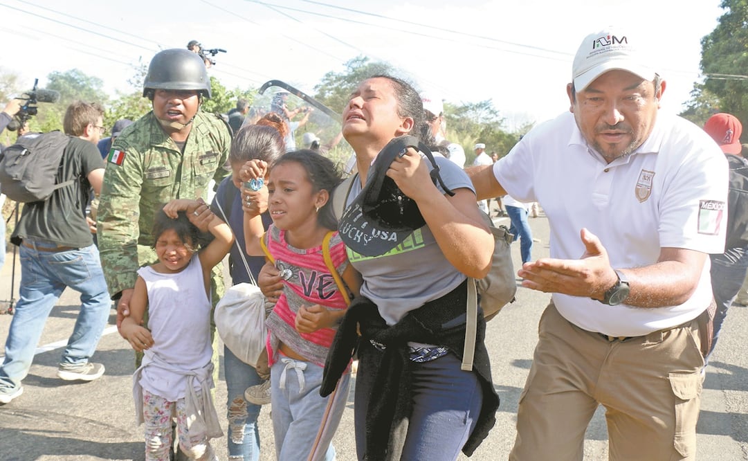 Entre golpes y gas pimienta, la Guardia Nacional y agentes del InstitutoNacional de Migración desmantelaron ayer la caravana integrada por más de mil migrantes que cruzó a México durante la madrugada. Foto: MARÍA DE JESÚS PETERS. EL UNIVERSAL