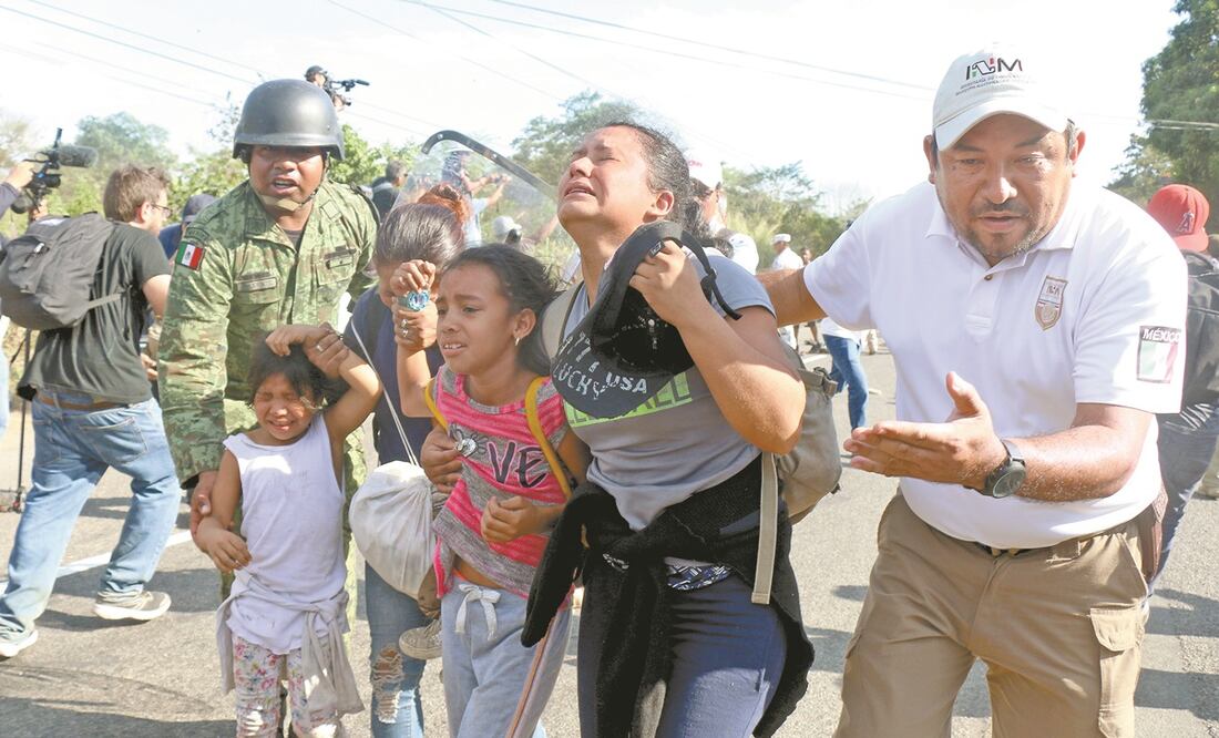 Entre golpes y gas pimienta, la Guardia Nacional y agentes del InstitutoNacional de Migración desmantelaron ayer la caravana integrada por más de mil migrantes que cruzó a México durante la madrugada. Foto: MARÍA DE JESÚS PETERS. EL UNIVERSAL