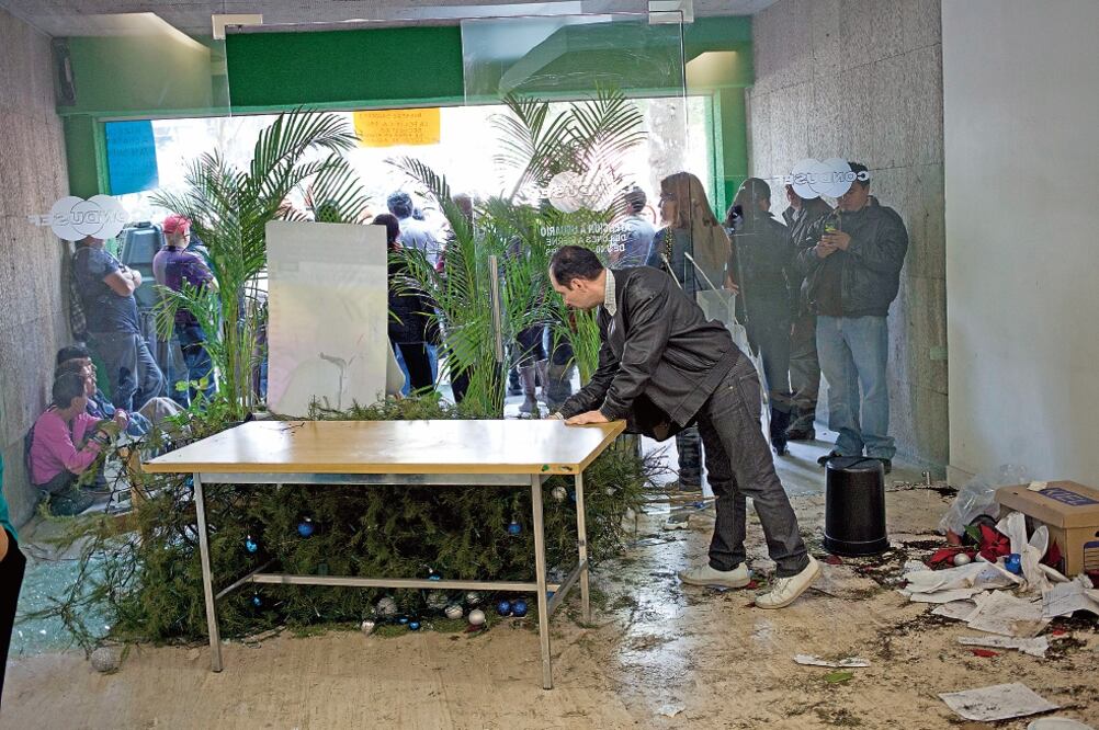 Ficrea fue liquidada el 19 de diciembre de 2014. Los ahorradores, tras discutir con las autoridades, hicieron destrozos en la Condusef. Los perjudicados esperan que se designe al síndico para recuperar sus recursos. ARCHIVO EL UNIVERSAL