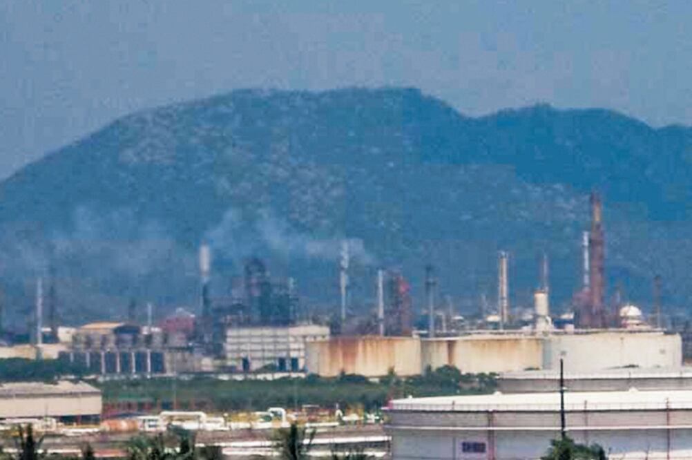 Tras conocer que la refinería reanudó la producción de gasolina, el líder de la industria pesquera, Anselmo López Villalobos, cuestionó a Pemex (CORTESÍA)