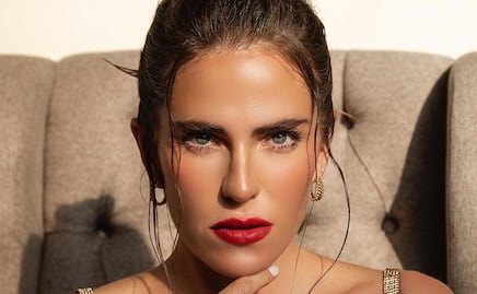 Karla Souza luce su baby bump con vestido metálico en tendencia