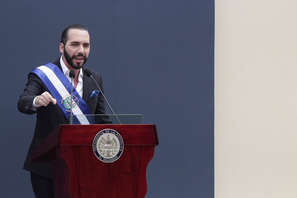 El presidente de El Salvador, Nayib Bukele, se comparó con el difunto expresidente de Venezuela, Hugo Chávez, por un proyecto de agromercados gubernamentales en El Salvador. Foto: AP/Archivo
