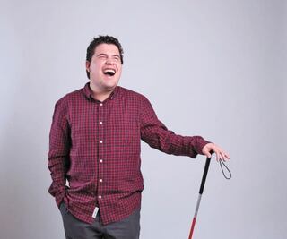 Ojitos de huevo invita a reírse de la vida en YouTube