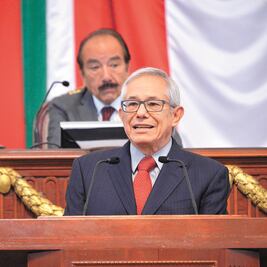 Líder de Congreso murmura groserías a diputados en sesión