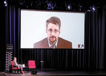 Washington demanda a Snowden por su libro