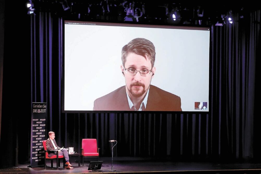 Edward Snowden, excontratista de la Agencia de Seguridad Nacional, durante una entrevista con el periodista Holger Stark, en Berlín. Foto: v