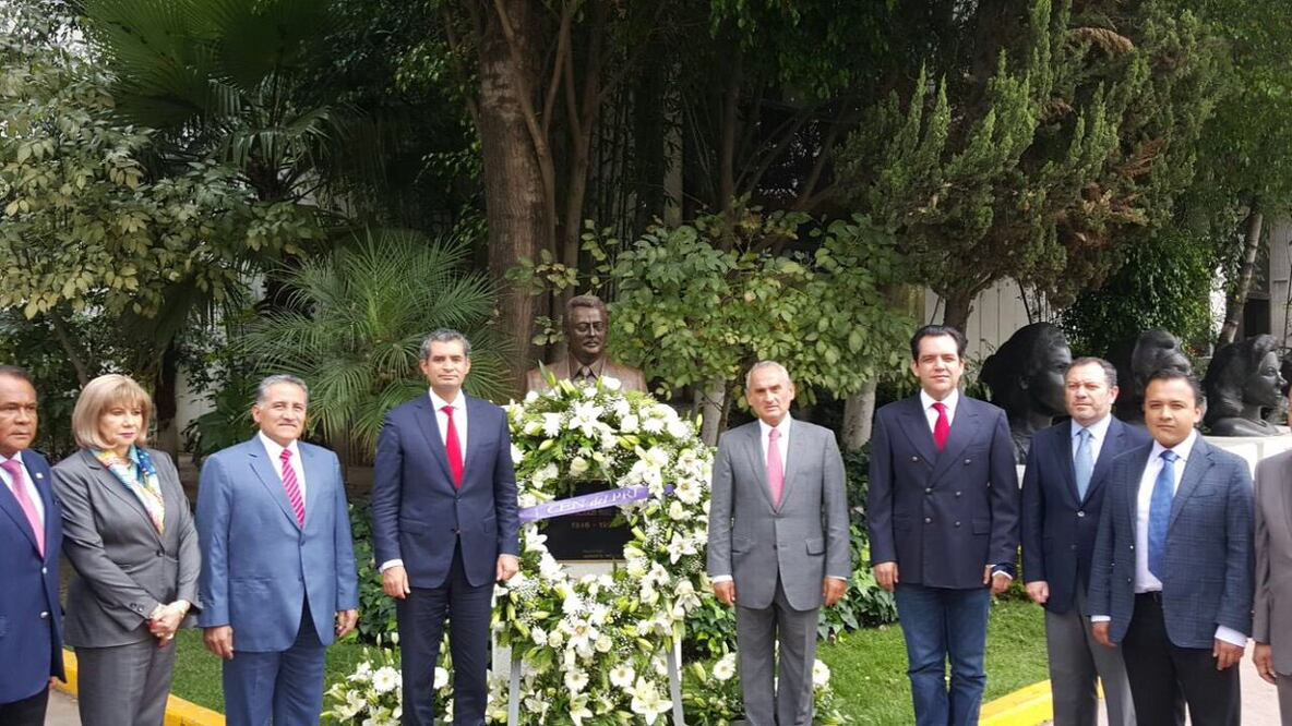 Autoridades de los tres niveles de gobierno realizaron una guardia de honor y colocaron una ofrenda floral (Foto: tomada de Arturo Zamora @arturozamora)