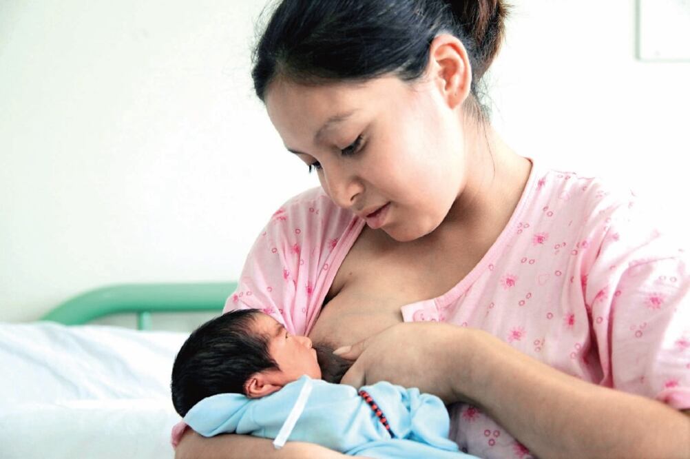 En las madres que lactan se reduce el riesgo de sufrir cáncer mamario y de ovario, u osteoporosis (ESPECIAL)