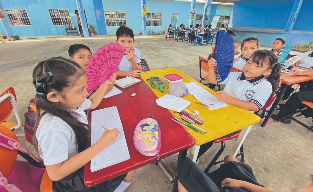 En la Primaria Rural Federal Benito Juárez, del municipio de Cunduacán, los niños toman clases en el patio por el calor y la falta de electricidad. Foto: de Luma López. El Universal