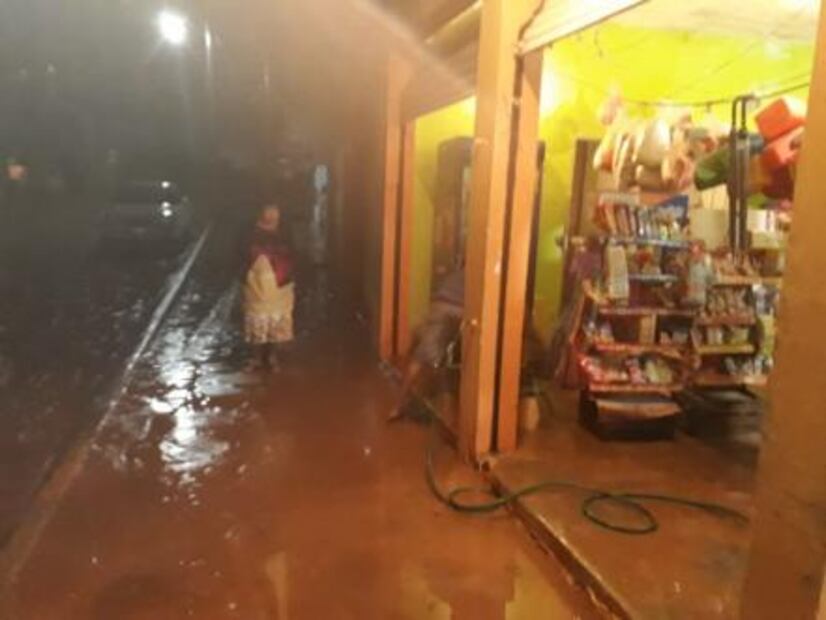 Desbordamiento de arroyo inunda 17 casas en Atoyac, Guerrero