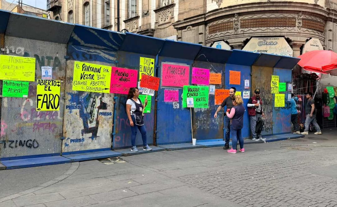 Comerciantes retiran vallas en el Centro Histórico; buscan recuperar el flujo de clientes.
Foto: Arturo Ordaz Díaz/ EL UNIVERSAL