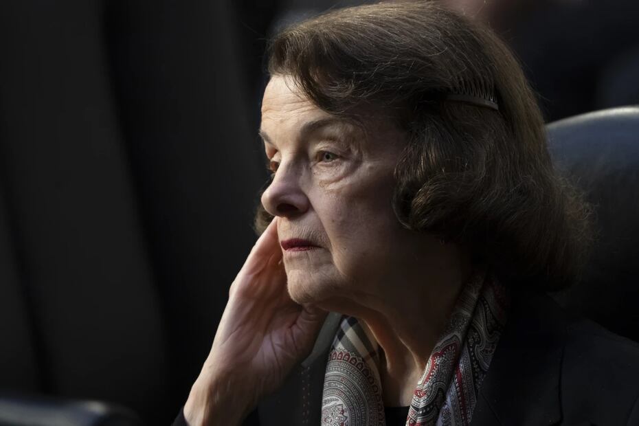 La senadora Dianne Feinstein, demócrata por California, escucha mientras el Comité Judicial del Senado comienza el debate sobre la nominación de Ketanji Brown Jackson para la Corte Suprema, en Washington, el 4 de abril de 2022. Foto: AP