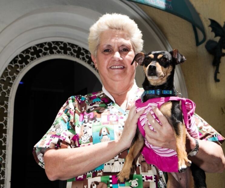 El sacerdote que bautizó a un perro y la industria de la felicidad canina