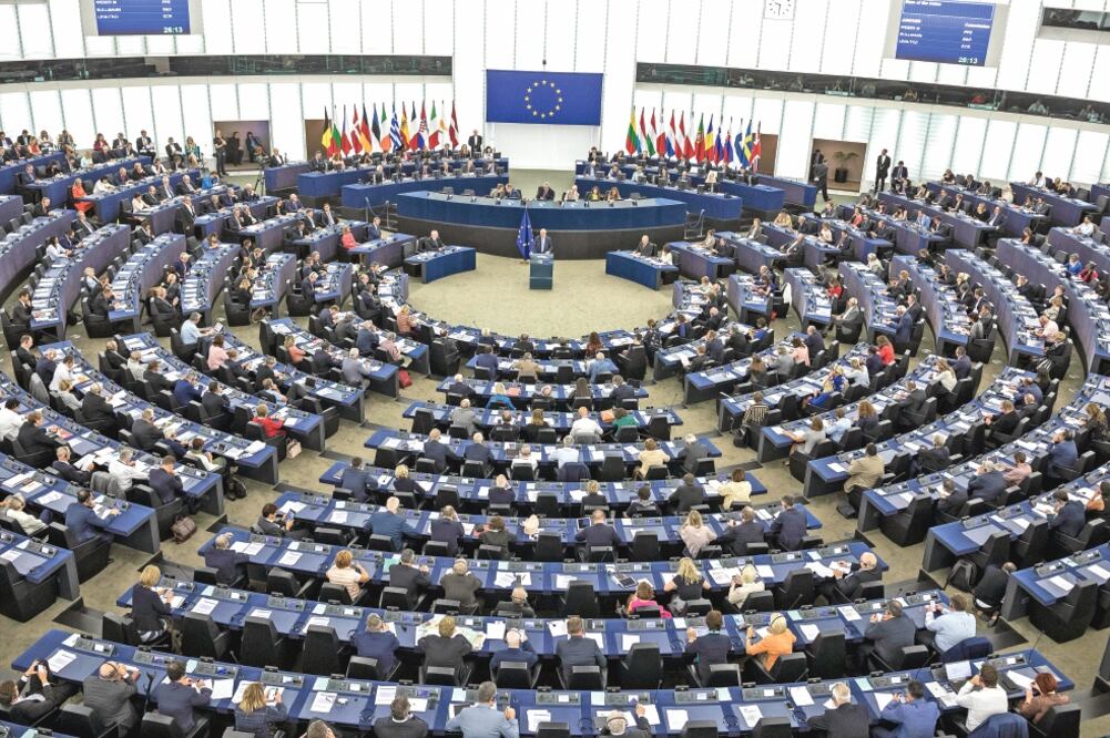 El presidente de la Comisión Europea (centro) pronuncia su discurso del estado de la Unión ante el pleno del Parlamento Europeo, ayer en Estrasburgo, Francia. (JEAN-FRANCOIS BADIAS. AP)