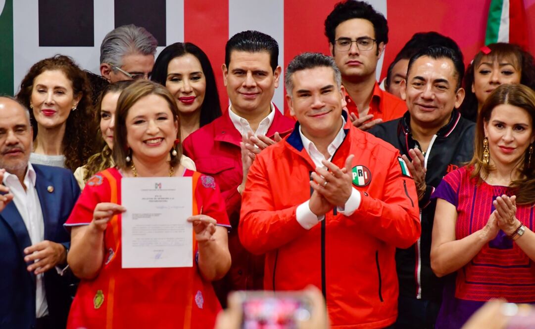 Priistas arropan a Xóchitl Gálvez en su registro como precandidata a la Presidencia. Foto: PRI