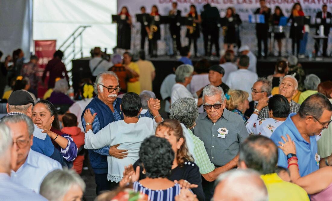 En la explanada de la Plaza Santo Domingo los adultos mayores celebraron al ritmo de danzón y cha cha chá. Foto: Diego Simón | El Universal