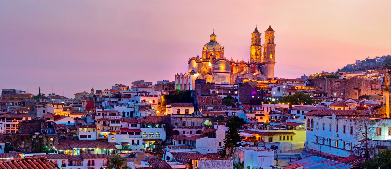 El Pueblo Mágico de Taxco es reconocido por la iglesia de Santa Prisca, labrada en cantera rosa. (Foto: Istock)