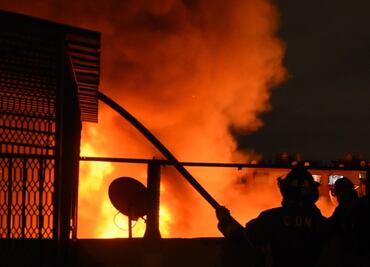 Continúan investigación por incendio en tienda de Tepito