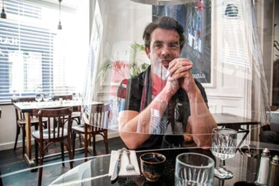 Diseñan campanas de plástico para comensales en París tras la pandemia