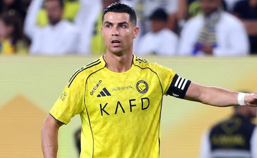 Cristiano Ronaldo pierde la paciencia y se lanza contra aficionados en Arabia Saudita