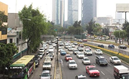 Hoy No Circula aplica para autos con calcomanía rosa