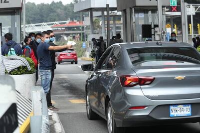 Normalistas toman caseta de La Venta, en la México-Toluca y dejan el paso libre