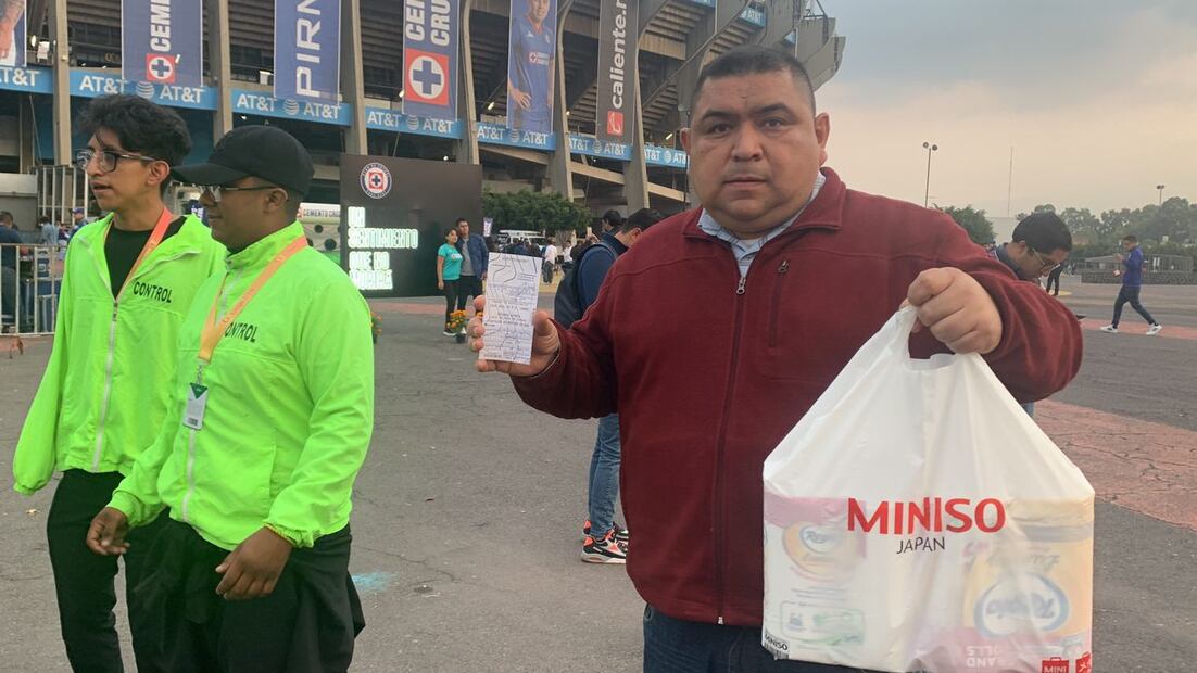 Afición de Cruz Azul lleva víveres para ayudar a damnificados por el Huracán Otis - Foto: Edgar Enríquez