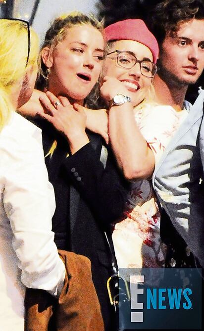 Las amigas fueron, en Londres, a una exposición y luego a cenar (TOMADAS DE DAILY MAIL)