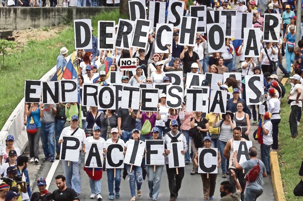 Cientos de opositores participaron ayer en la marcha denominada “Venezuela le da un mensaje a la FAN (Fuerzas Armada s)”, con la que pidieron que bajen las armas y cese la violencia en el país (MIGUEL GUTIÉRREZ. EFE)