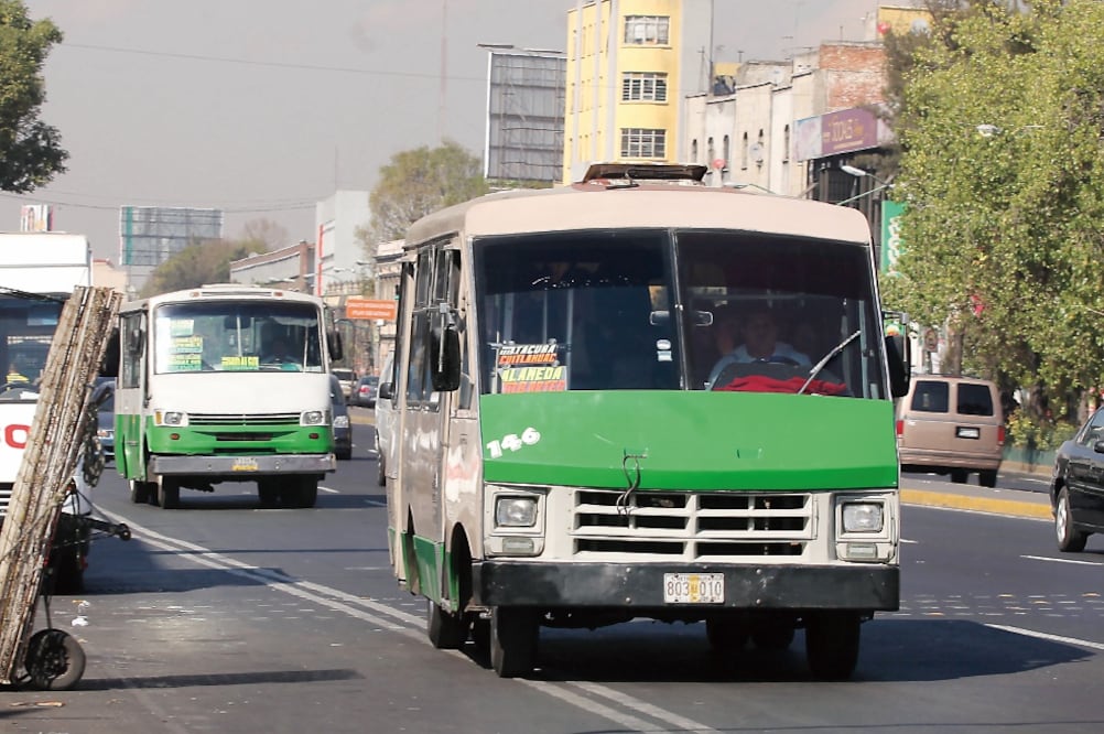 En calles de la Ciudad de México circulan alrededor de 18 mil microbuses. Actualmente se trabaja en la renovación de tres corredores, con los cuales saldrán de circulación alrededor de mil de estas unidades (ARCHIVO EL UNIVERSAL)
